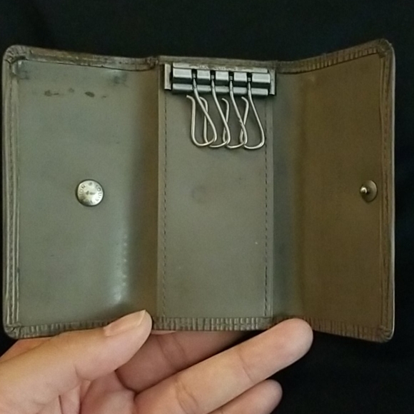 Used authentic Grey/Taupe Louis Vuitton key wallet - Picture 2 of 15